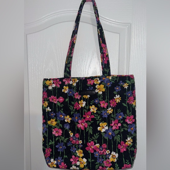 ๐ค๐๐๐๐Beautiful Brand New Vera Bradley tote bag - Picture 3 of 8
